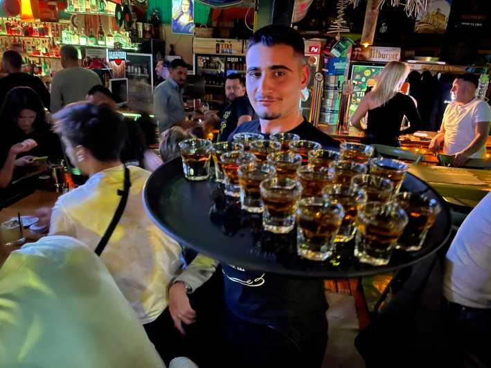 Tirana: Giro guidato per i pub con shot di benvenuto ad ogni bar