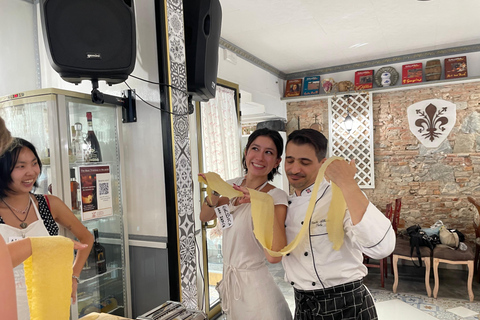 佛罗伦萨：意面制作课程，含晚餐、葡萄酒和... 唱歌！佛罗伦萨：意面制作课程，含晚餐、葡萄酒...还有歌唱！