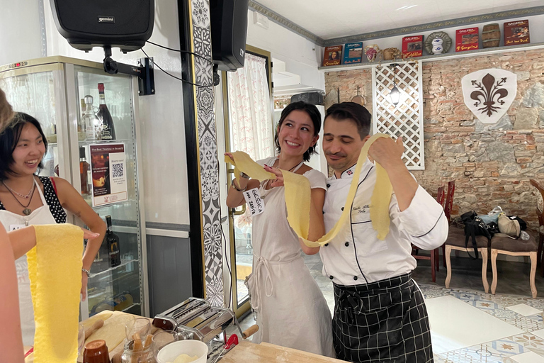 佛罗伦萨：意面制作课程，含晚餐、葡萄酒和... 唱歌！佛罗伦萨：意面制作课程，含晚餐、葡萄酒...还有歌唱！