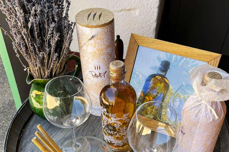 Saint-Tropez: Vintage Car Wine Tour Vintage wine tour in St-Tropez