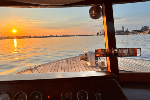 Riga: private VIP boat tour ''Through 19 Bridges'' 1 hour