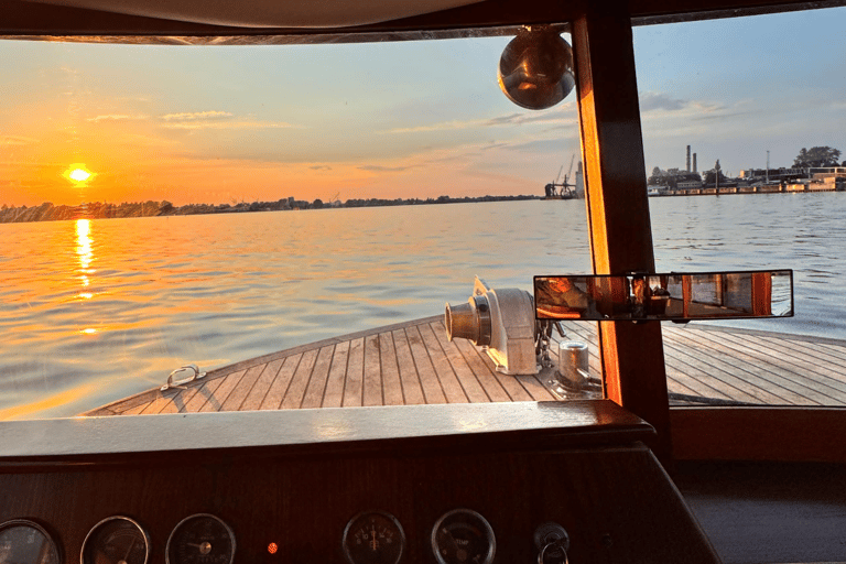 Riga: tour nocturno en barco por el Daugava con bebida de bienvenidaRiga: tour en barco panorámico nocturno con bebida de bienvenida