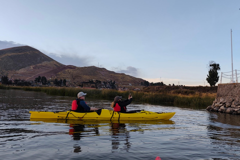 Puno : excursion de 2 jours en kayak aux îles Uros et séjour à AmantaniPuno : excursion de deux jours en kayak aux îles Uros et Amantani