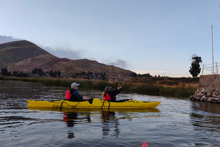 Puno : excursion de 2 jours en kayak aux îles Uros et séjour à AmantaniPuno : excursion de deux jours en kayak aux îles Uros et Amantani