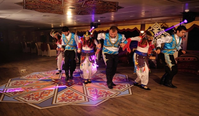 Istanbul: Bosphorus Dinner Cruise w/ Folklore Show & Dinner