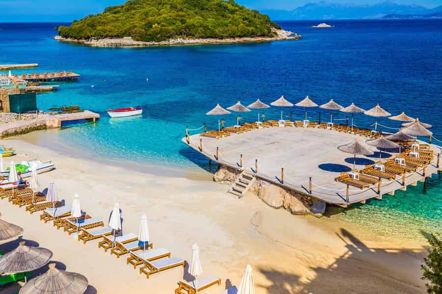 Tirana/Durrës: Ksamil, Blue Eye, Saranda & Bootstour. Foto: GetYourGuide Tirana/Durrës: Ksamil, Blue Eye, Saranda & Bootstour. Foto: GetYourGuide
