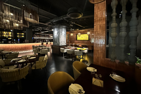 Phnom Penh: Riverview Restaurant Dinner with Live Music