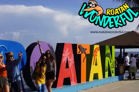 Roatán: West Island Tour with Beach and Animal Park Visit
