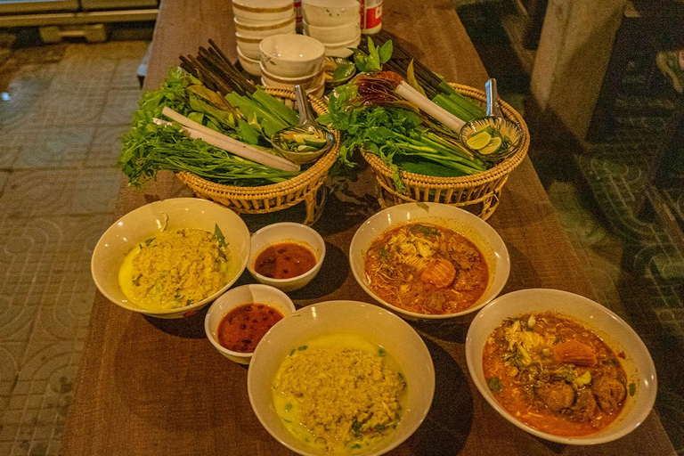 Phnom Penh Night Foodie Tour by Tuk Tuk z napojami