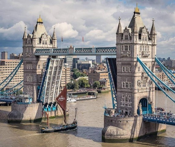 London: Westminster Walking Tour & Visit Tower Bridge