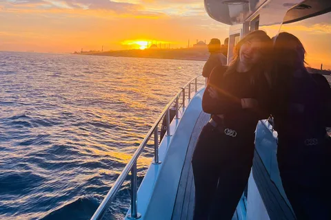 Istanbul: Bosporus Zonsondergang of Nachtcruise & Transfers