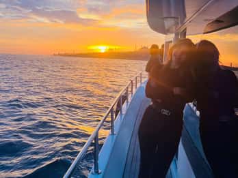 Estambul: Crucero en yate por el Bósforo al atardecer o de noche y traslados