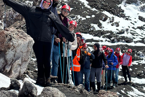 Etna in inverno: escursione a 3000 metri con funivia e guida