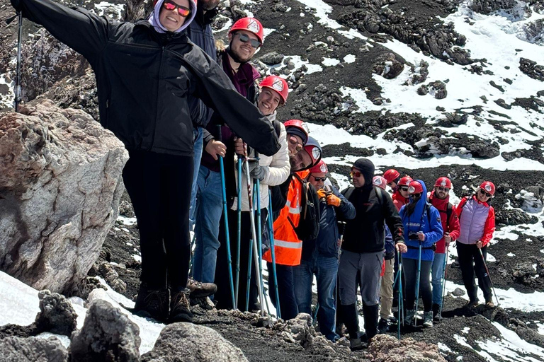 Etna in winter: hike to 3000 meters with cable car and guide