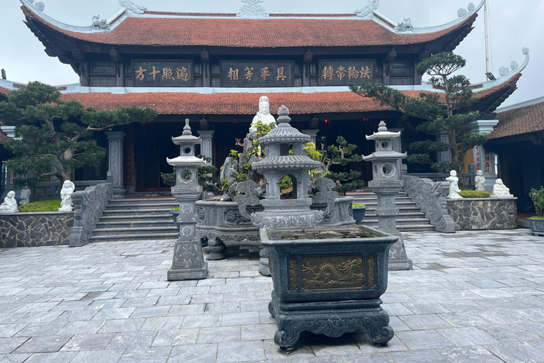 Hue:Coche privado a Hoi An por el paso de Hai Van y visitas turísticasParada:Laguna Lap An+Hai Van+Templo Linh Ung+ Montaña de Mármol