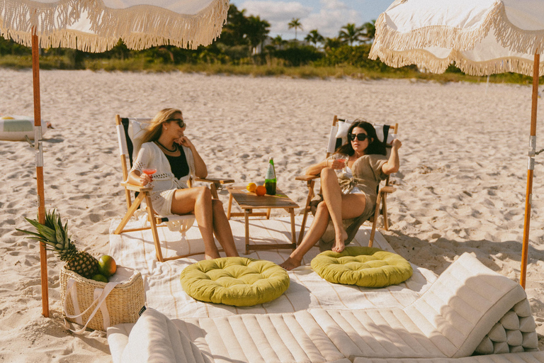 Miami: Petite Romance Private Beach Lounge and Picnic Set Up 2-Hour Picnic