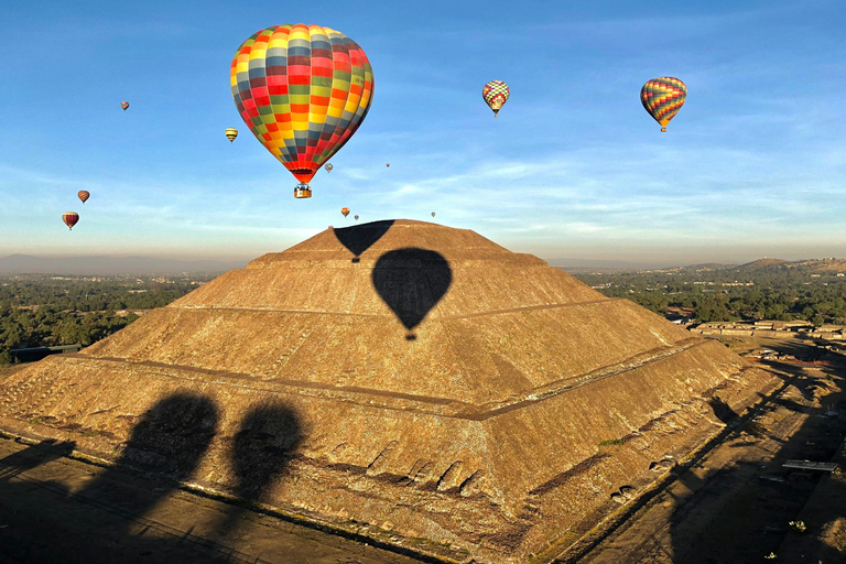 Mexiko-Stadt: Ballonflug + Frühstück + Pyramiden-TourHeißluftballonflug + Frühstück + Tour + Abholung von CDMX