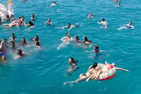 Atenas: Crucero a nado con almuerzo, vino y DJ en directo a bordo