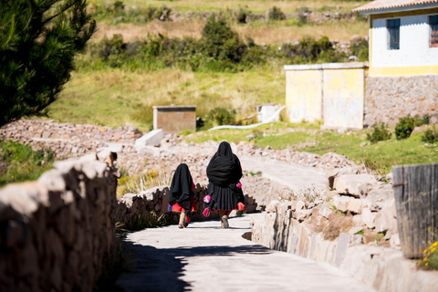 Tour Full Day Uros &amp; Taquile en Catamarán Veloz con Danzas y Almuerzo Local