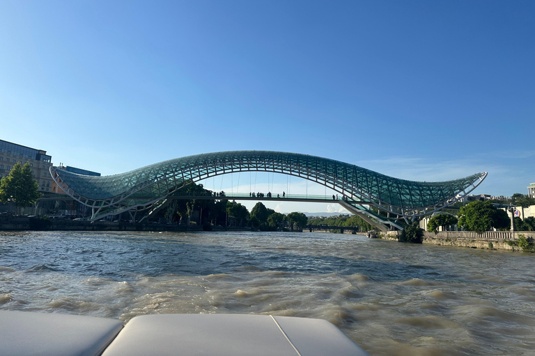 TBILISI: Paseo en barco privado y exclusivo con bebida de bienvenidaTBILISI: Paseo en barco privado exclusivo y con bebida de bienvenida