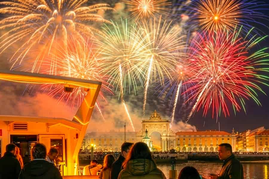 Lissabon: Silvester-Bootsfahrt mit DJ, offener Bar & Feuerwerk. Foto: GetYourGuide Lissabon: Silvester-Bootsfahrt mit DJ, offener Bar & Feuerwerk. Foto: GetYourGuide