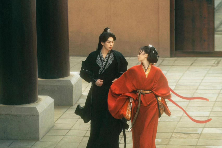 Old Shanghai: Hanfu Photoshoot Walking Tour Experience