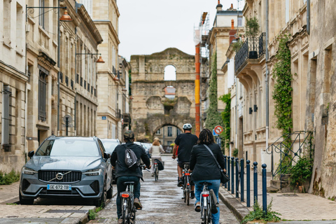 Bordéus: Passeio de bicicleta pelo centro histórico e pelo bairro de ChartronsVisita em inglês