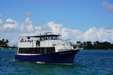 Miami: Private Boat Cruise Rental with Captain and Ice