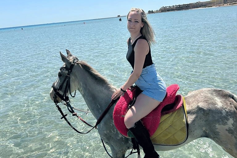 Hurghada: 2 hours Horse Riding on the sea / Desert with meal