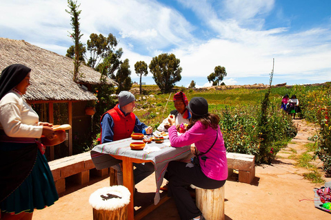 Visite aux îles flottantes des Uros et de Taquile 1 journée