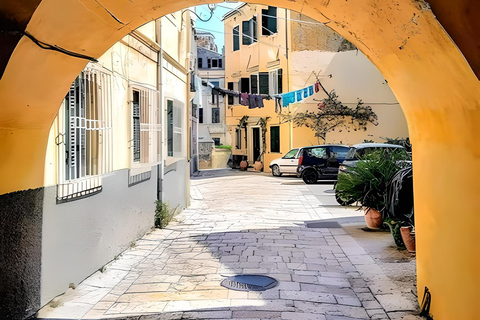 Laten we verdwalen in de steegjes van het oude centrum van CorfuWandeltour door de stad Corfu: Geschiedenis &amp; Cultuur