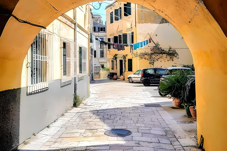 Perdámonos en las callejuelas del casco antiguo de CorfúTour a pie por la ciudad de Corfú: Historia y Cultura