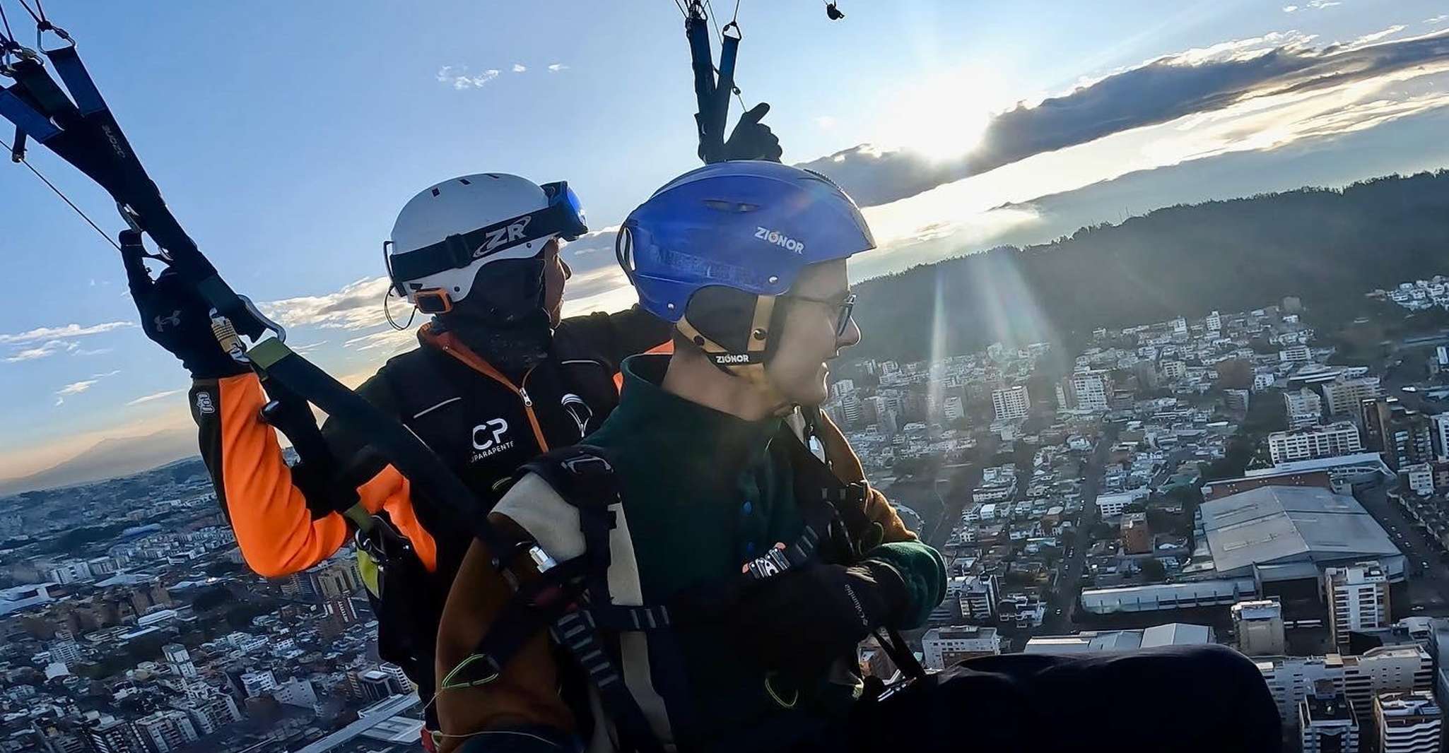 Parapente sobre Quito, sobrevuela la ciudad en Parapente - Hizvo