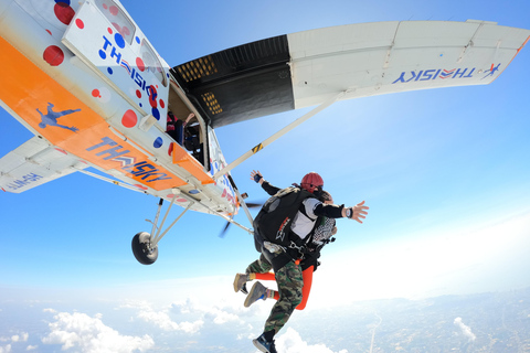 Thaïlande : Saut en parachute en tandem au-dessus de la côte estService de navette pour Bangkok