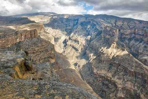 Muscat: Jebel Shams Balcony Walk & Wadi Nakhr Shared Tour