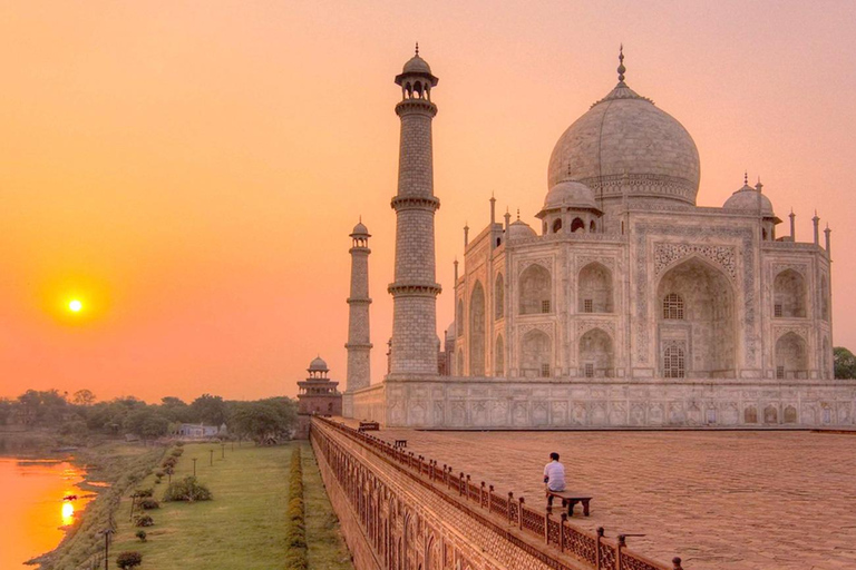 Zonsopgang Taj Mahal dagtour met vrouwelijke gidsAll Inc. van Delhi Auto + Gids + Lunch + Tickets