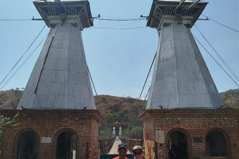 Medellín: tour coloniale di un'intera giornata con guidaMedellin: tour coloniale di un'intera giornata con guida