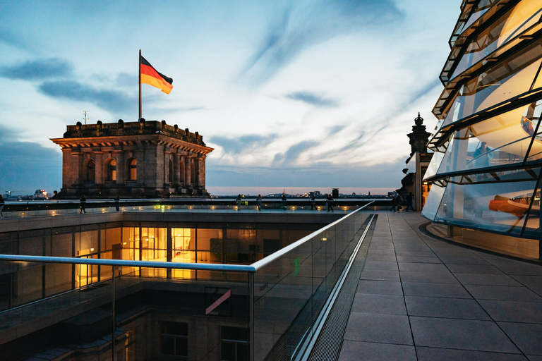 Berlin: Government District Tour with Reichstag and Rooftop Guided Tour in German