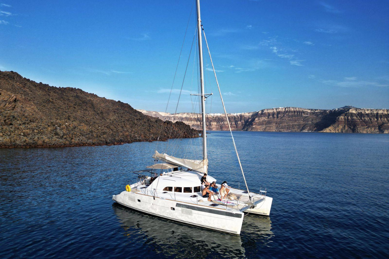 Santorin : Croisière en catamaran avec barbecue grec et boissonsExcursion au coucher du soleil avec Vlyhada Μarina Lieu de rendez-vous