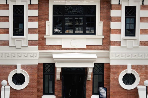 From Shenzhen: Hong Kong Heritage, Skyline & Harbour View Guide for other languages