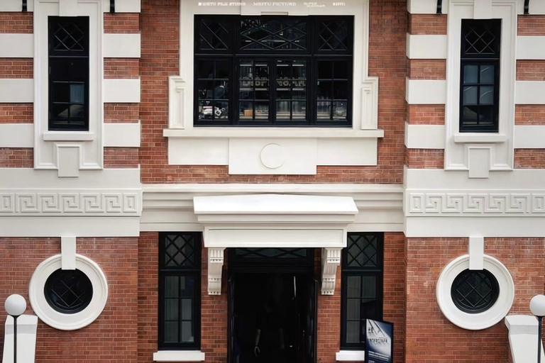 From Shenzhen: Hong Kong Heritage, Skyline & Harbour View Guide for other languages