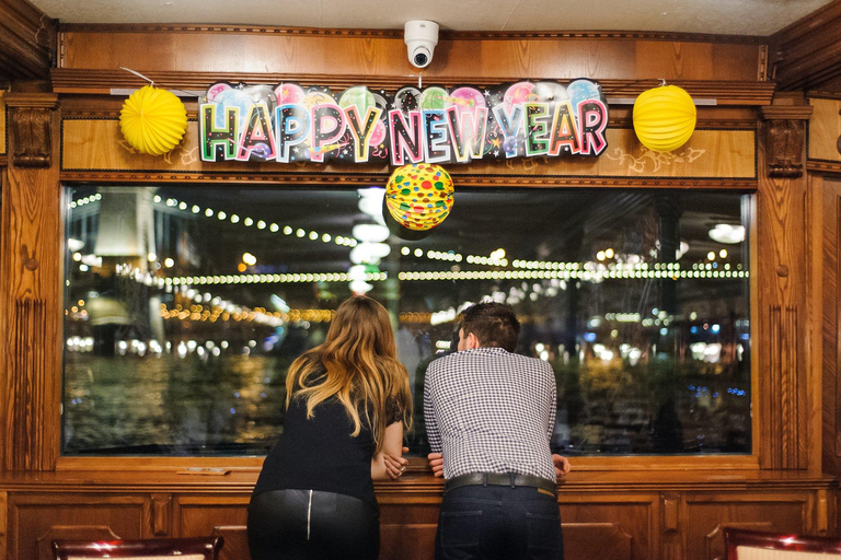 Budapest: Fiesta de Fin de Año en Crucero con Comida y Espectáculo en Directo