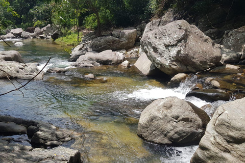 纳克尔斯峰探险和希洛亚村露营 2 日游