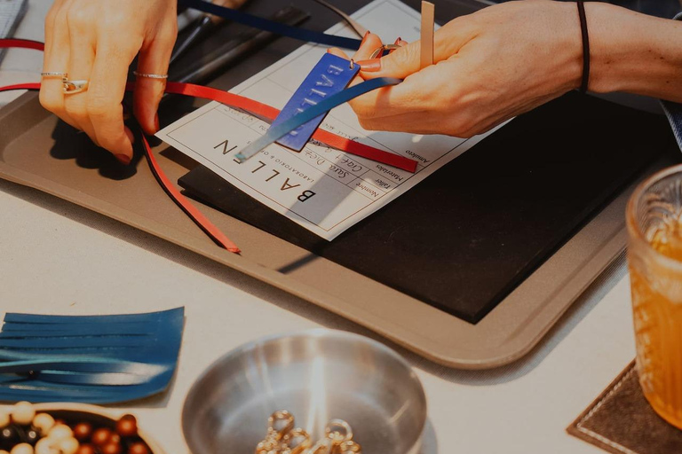 Creative workshop of Colombian leather and seeds in Bogotá Creative leather and Colombian seeds workshop in Bogotá