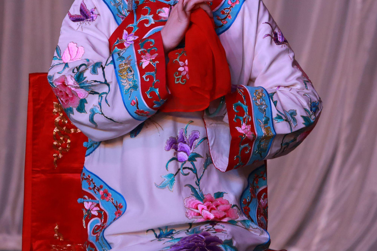 جولة تجمع بين الألعاب البهلوانية وعروض الأوبرا في بكين