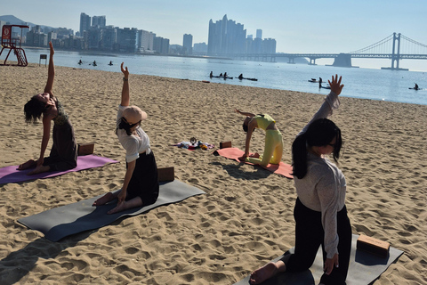Busan: Gwangalli Beach Morning Wellness Yoga Experience