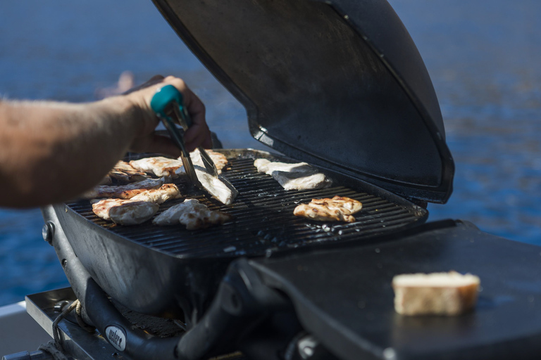 Santorin: Traditionelle Bootstour aus Holz mit Essen und WeinTageskreuzfahrt