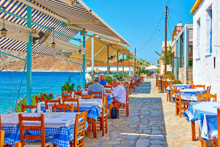 Atene: Crociera a nuoto con pranzo, vino e DJ a bordo