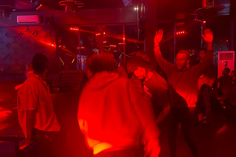 Aventure nocturne à Arusha : dîner dans une cabane dans les arbres et tournée des clubsLa vie nocturne authentique d'Arusha : bars, clubs et ambiance locale