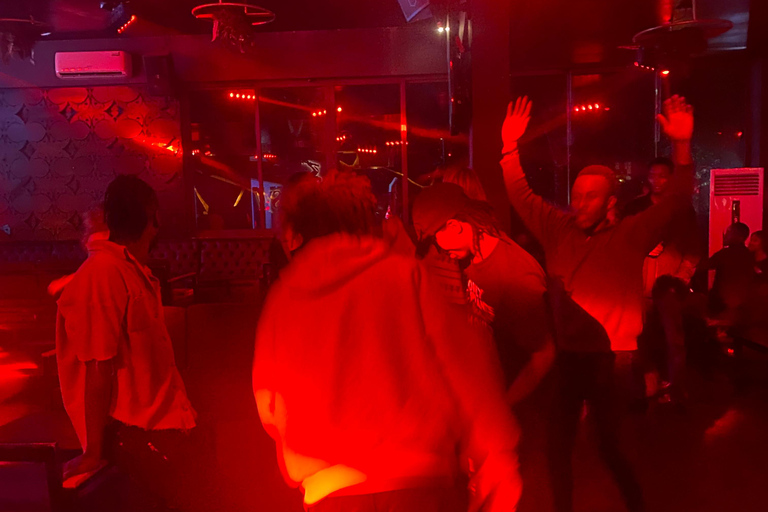 Aventure nocturne à Arusha : dîner dans une cabane dans les arbres et tournée des clubsLa vie nocturne authentique d'Arusha : bars, clubs et ambiance locale